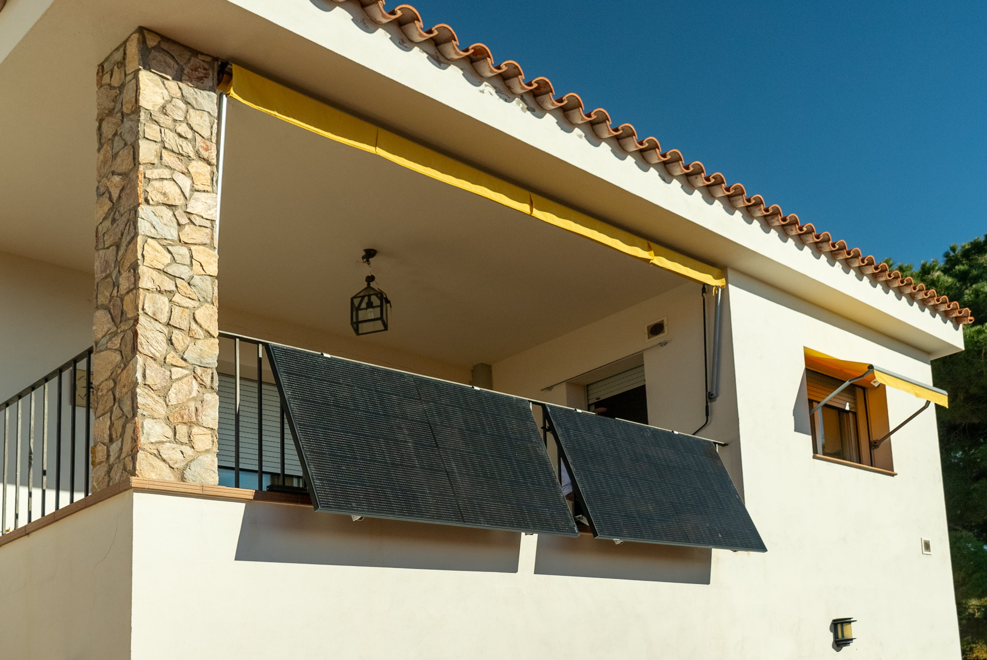 Kit 2 Placas Solares de 420W Autoinstalables Plug & Play con Microinversor integrado 800W